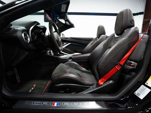 Used 2018 Chevrolet Camaro ZL1 w/ LPO, ZL1 Protection Package RWD image 20