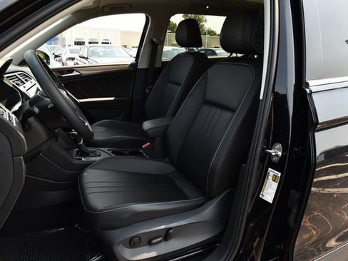 Certified 2023 Volkswagen Tiguan SE w/ Panoramic Sunroof Package FWD image 19