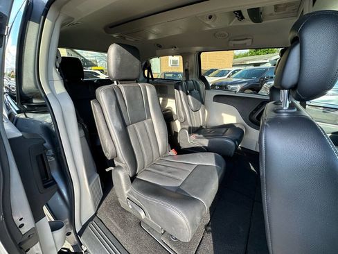 Used 2014 Chrysler Town & Country Touring-L w/ Driver Convenience Group image 15