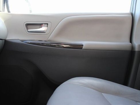 Used 2018 Toyota Sienna Limited image 32