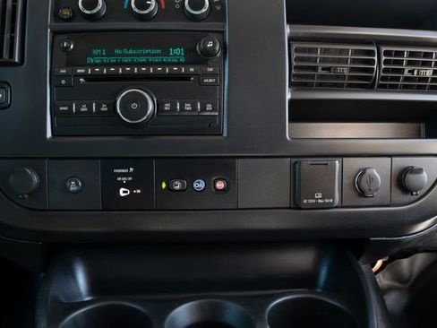 Used 2017 Chevrolet Express 3500 Extended image 31