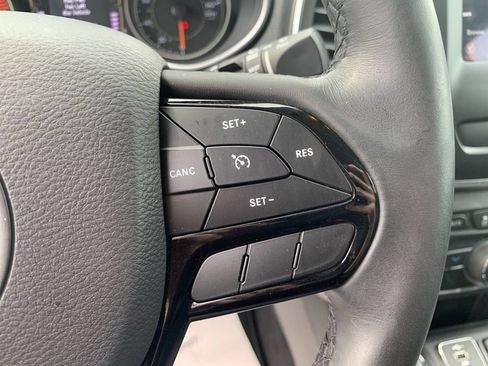 Used 2019 Jeep Cherokee Latitude Plus AWD/4WD image 26