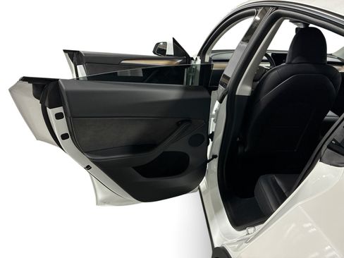 Certified 2023 Tesla Model Y Long Range AWD/4WD image 10