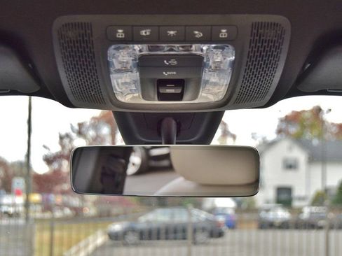 Used 2021 Mercedes-Benz GLB 250 4MATIC w/ Premium Package image 34