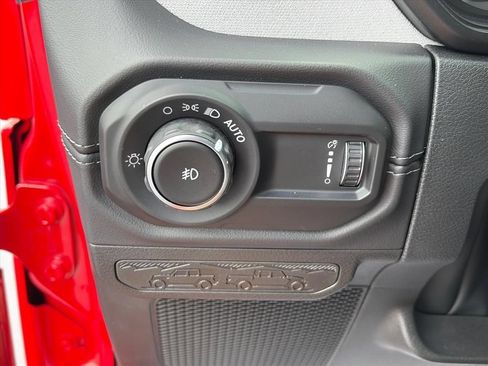 Used 2025 Jeep Wrangler Unlimited Sahara AWD/4WD image 24