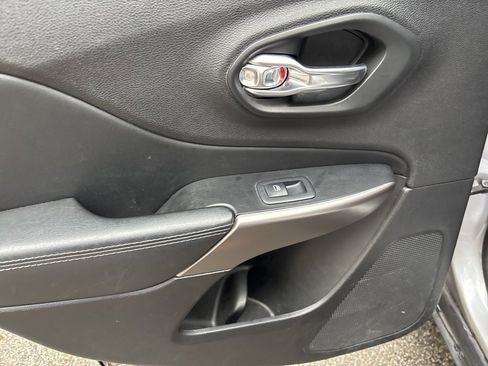 Used 2021 Jeep Cherokee Limited image 6