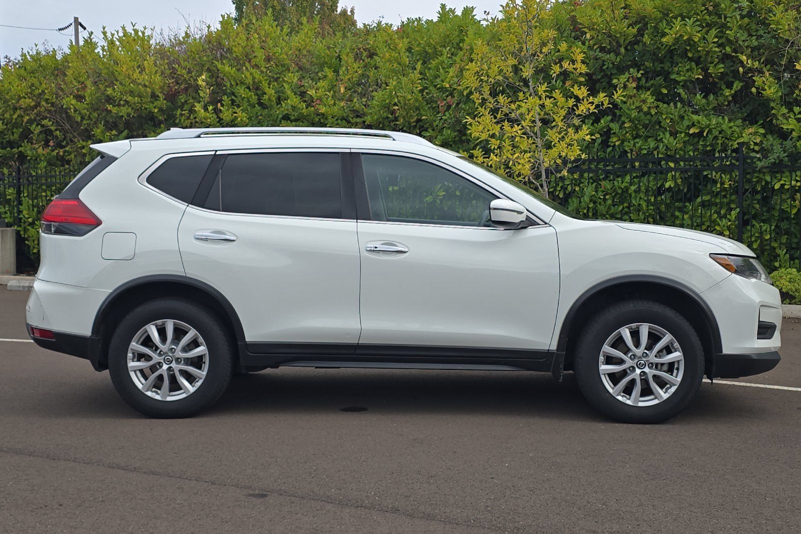 Used 2017 Nissan Rogue SV AWD/4WD image 3