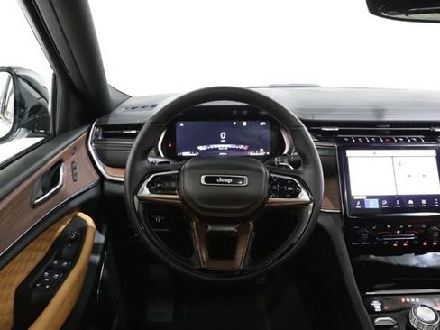 Used 2025 Jeep Grand Cherokee L Summit w/ Luxury Tech Group V AWD/4WD image 13