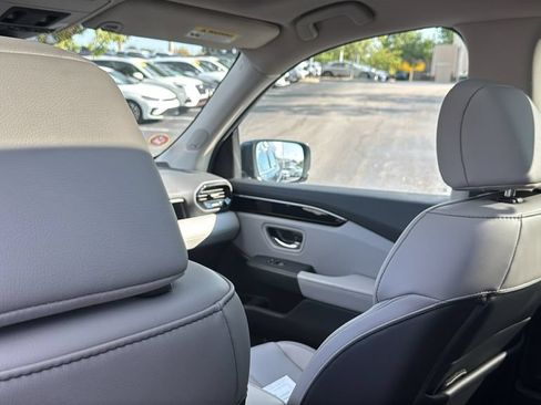 Used 2025 Honda Pilot Touring image 31