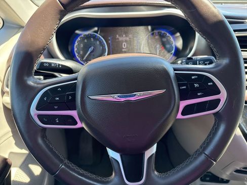Used 2017 Chrysler Pacifica Touring-L FWD image 10