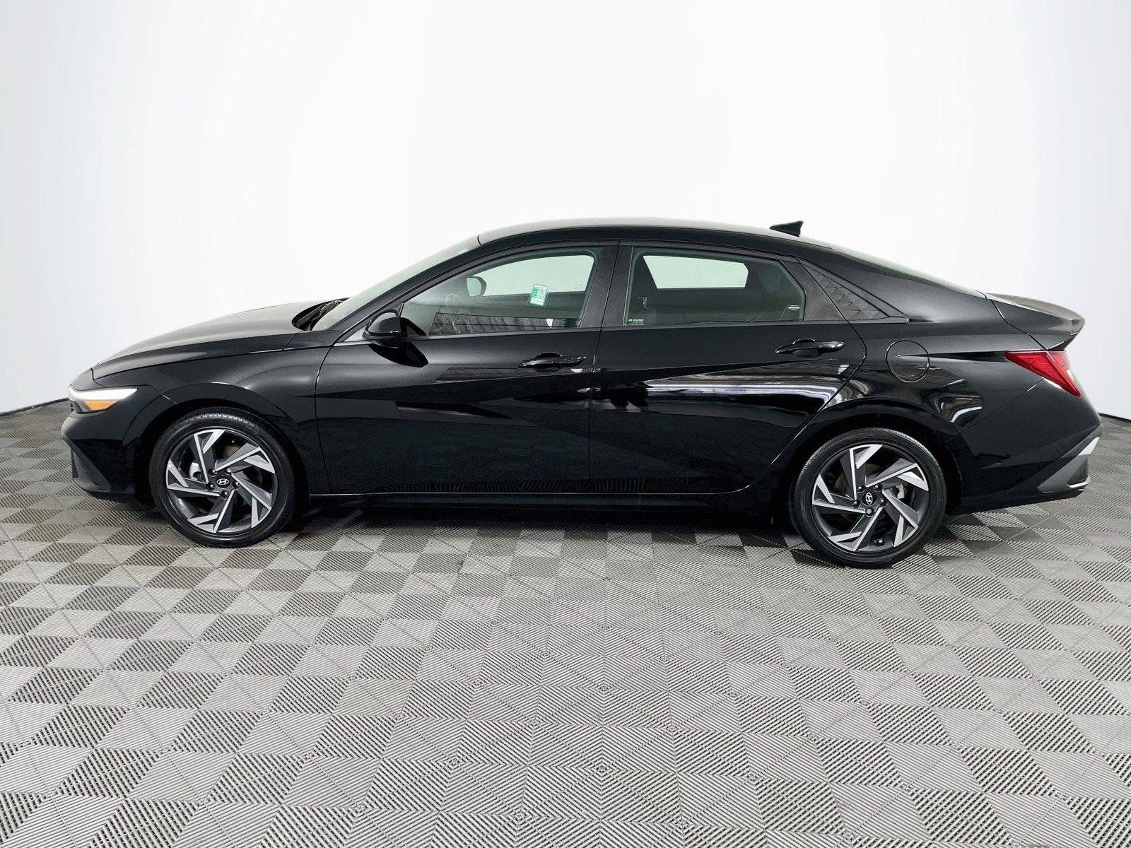 Certified 2025 Hyundai Elantra SEL FWD image 4