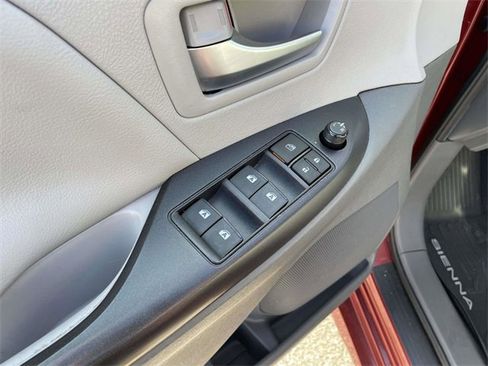 Used 2020 Toyota Sienna LE w/ LE Preferred Package image 19