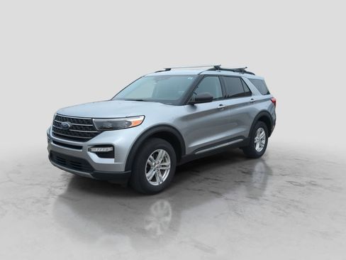 Used 2023 Ford Explorer XLT w/ Equipment Group 202A AWD/4WD image 4