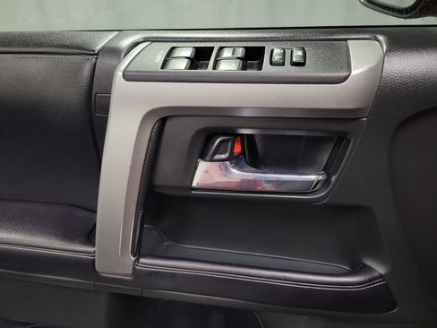 Used 2017 Toyota 4Runner SR5 AWD/4WD image 18