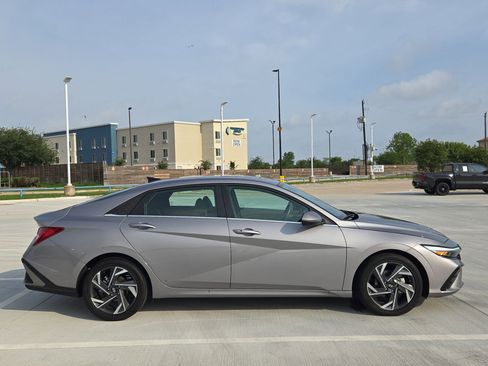 Used 2025 Hyundai Elantra SEL FWD image 2