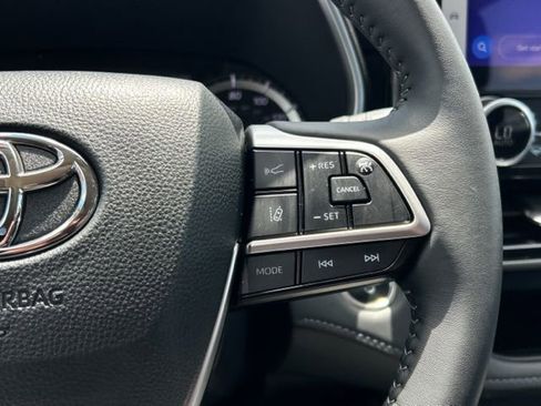 Used 2025 Toyota Highlander XLE AWD/4WD image 40