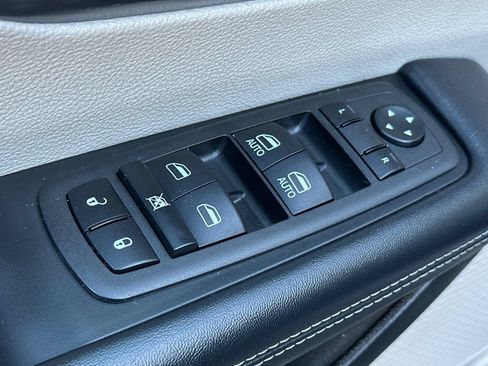Used 2024 Chrysler Pacifica Limited FWD image 14