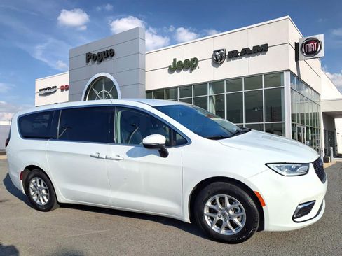 Used 2023 Chrysler Pacifica Touring-L image 1