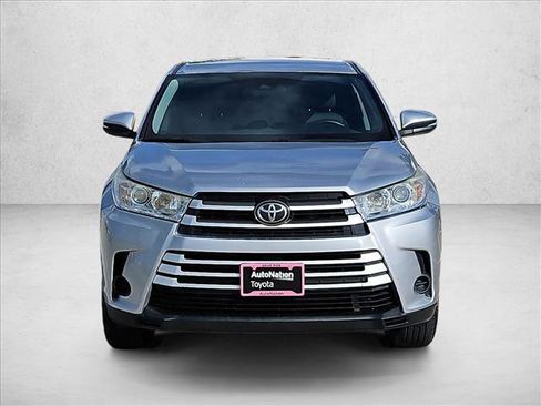 Used 2018 Toyota Highlander LE FWD image 2