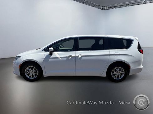 Used 2022 Chrysler Voyager LX FWD image 8