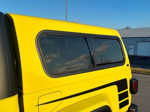 Used 2023 Jeep Gladiator Sport image 12