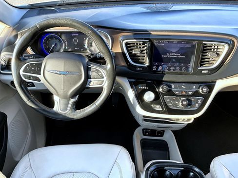 Used 2019 Chrysler Pacifica Touring-L Plus FWD image 13