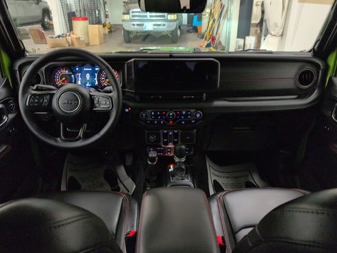 Used 2025 Jeep Gladiator Rubicon w/ Convenience Group image 10