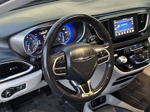 Used 2020 Chrysler Pacifica Touring-L FWD image 19