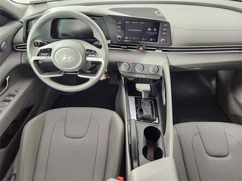 Certified 2025 Hyundai Elantra SE image 13