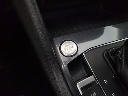 Used 2021 Volkswagen Tiguan SE image 39