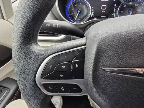 Used 2020 Chrysler Pacifica Touring w/ Advanced Safetytec Group FWD image 22