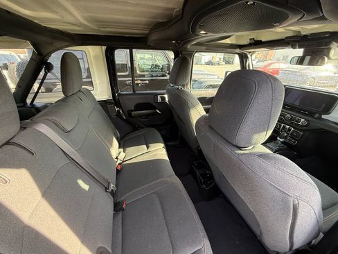 Used 2024 Jeep Wrangler Unlimited Sahara AWD/4WD image 18