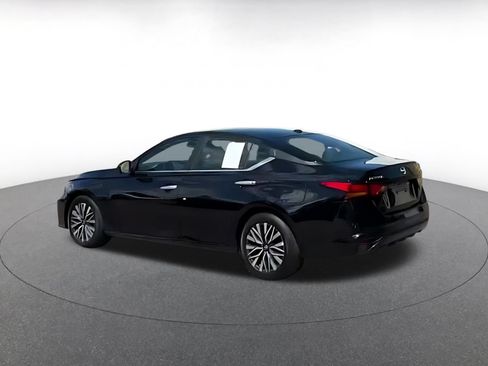 Used 2025 Nissan Altima 2.5 SV FWD image 3