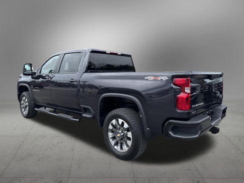 Used 2024 Chevrolet Silverado 2500 Custom w/ Custom Value Package image 3