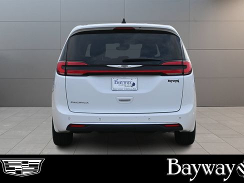 Used 2023 Chrysler Pacifica Touring-L FWD image 7