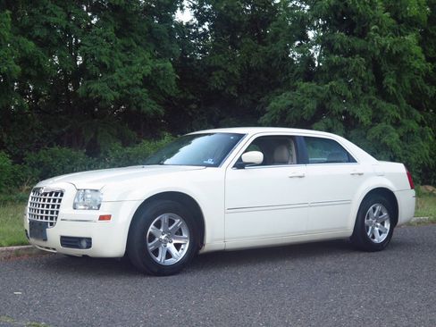 Used 2006 Chrysler 300 Touring w/ Comfort/Convenience Group RWD image 1