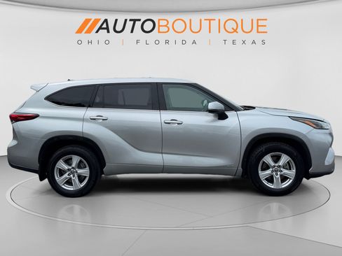 Used 2022 Toyota Highlander LE AWD/4WD image 7