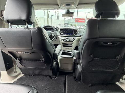 Used 2024 Chrysler Pacifica Touring-L FWD image 34