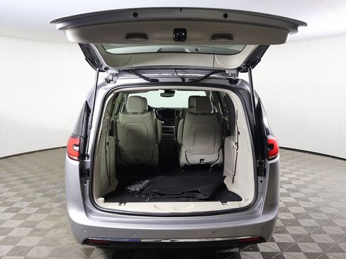 Used 2021 Chrysler Pacifica Touring-L image 16