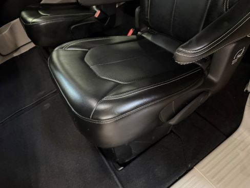 Certified 2024 Chrysler Pacifica Touring-L AWD/4WD image 25