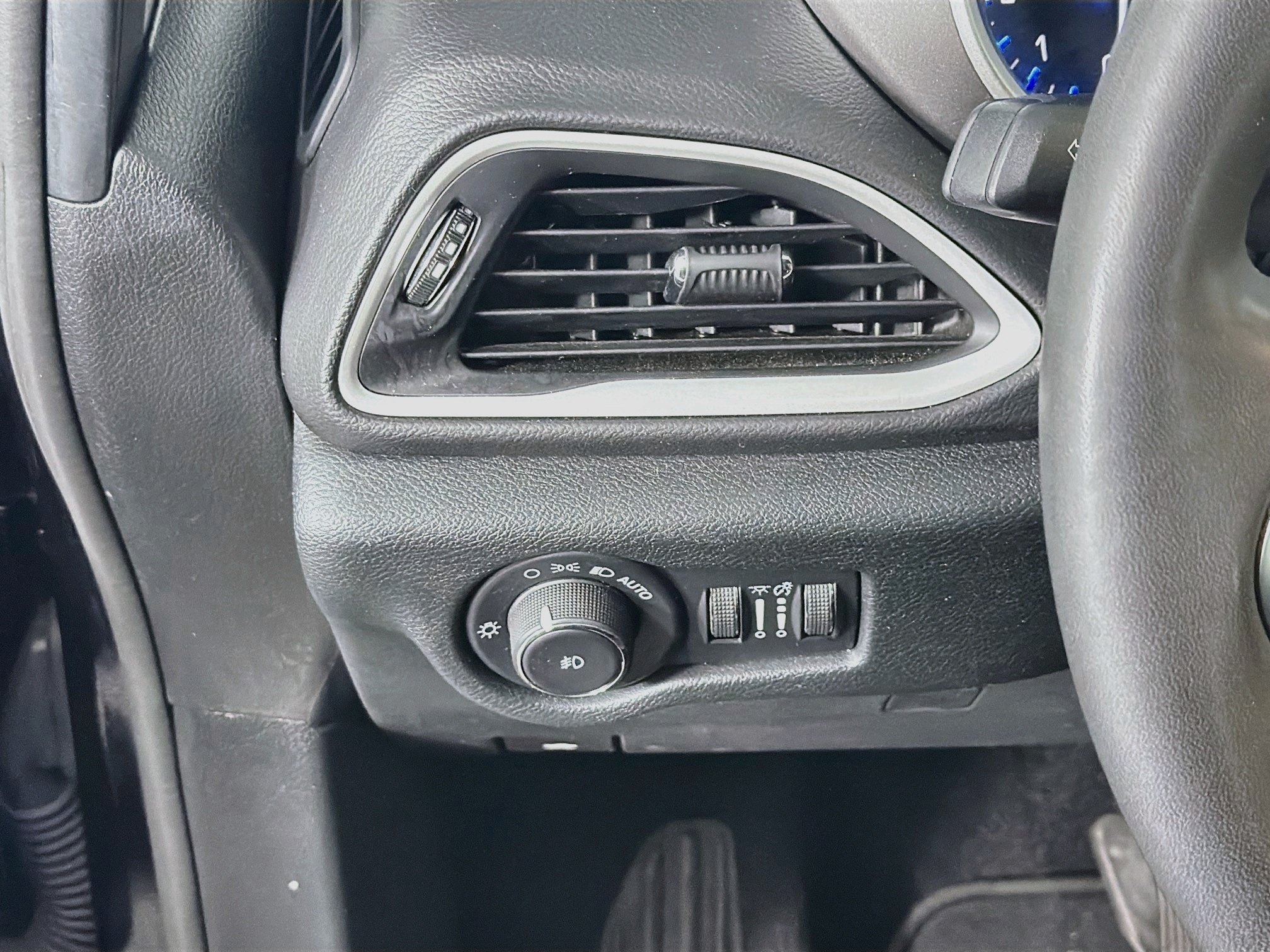 Used 2025 Chrysler Pacifica Select FWD image 17