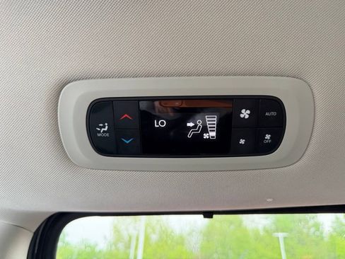 Used 2023 Chrysler Pacifica Touring-L FWD image 18