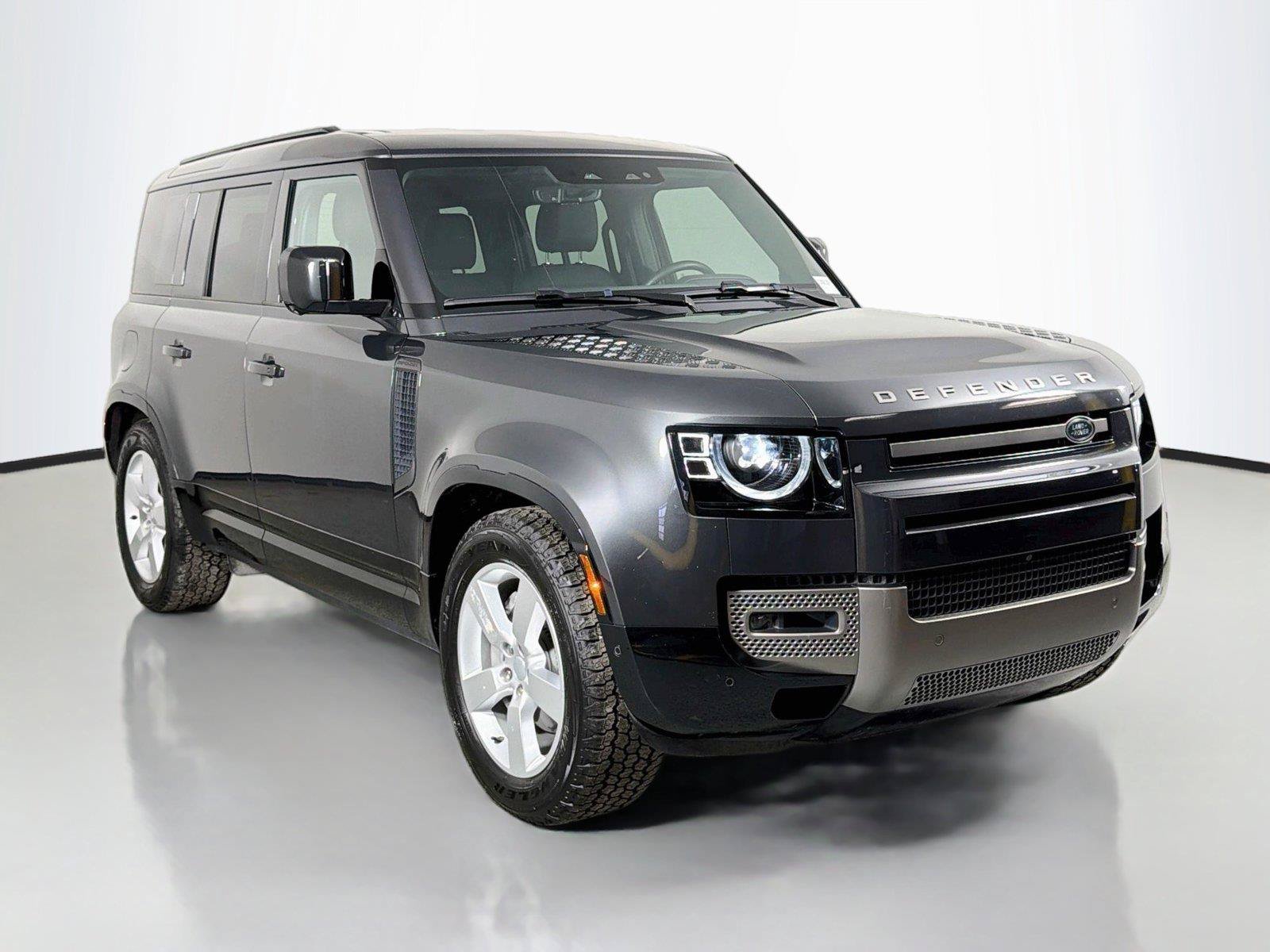 Certified 2025 Land Rover Defender 110 X-Dynamic SE AWD/4WD image 3