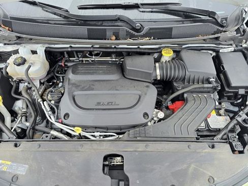 Used 2024 Chrysler Pacifica Touring-L image 30