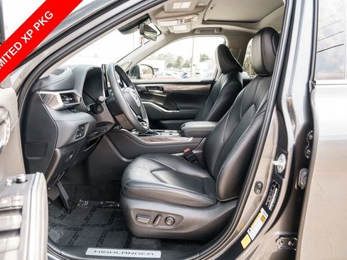 Used 2024 Toyota Highlander Limited FWD image 25