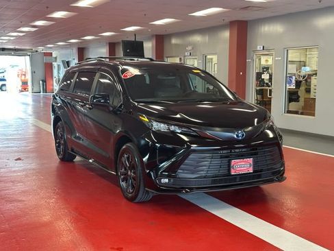 Certified 2024 Toyota Sienna XLE Woodland Edition AWD/4WD image 2