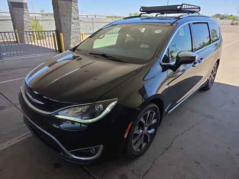 Used 2018 Chrysler Pacifica Limited FWD image 2