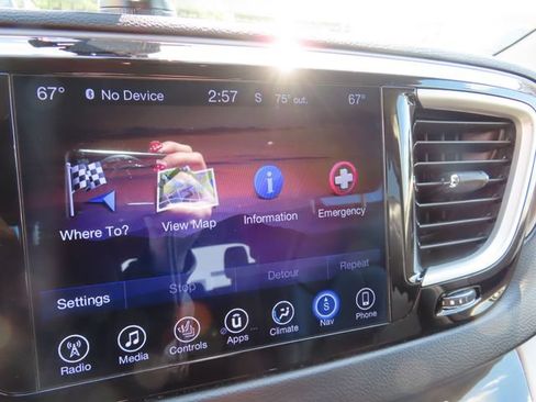 Used 2017 Chrysler Pacifica Touring-L FWD image 29