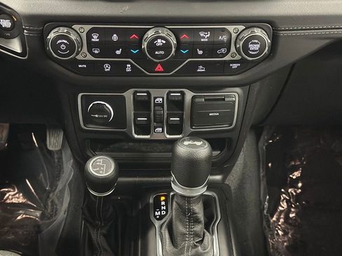 Used 2025 Jeep Wrangler Sahara image 18