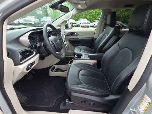 Used 2024 Chrysler Pacifica Touring-L FWD image 15